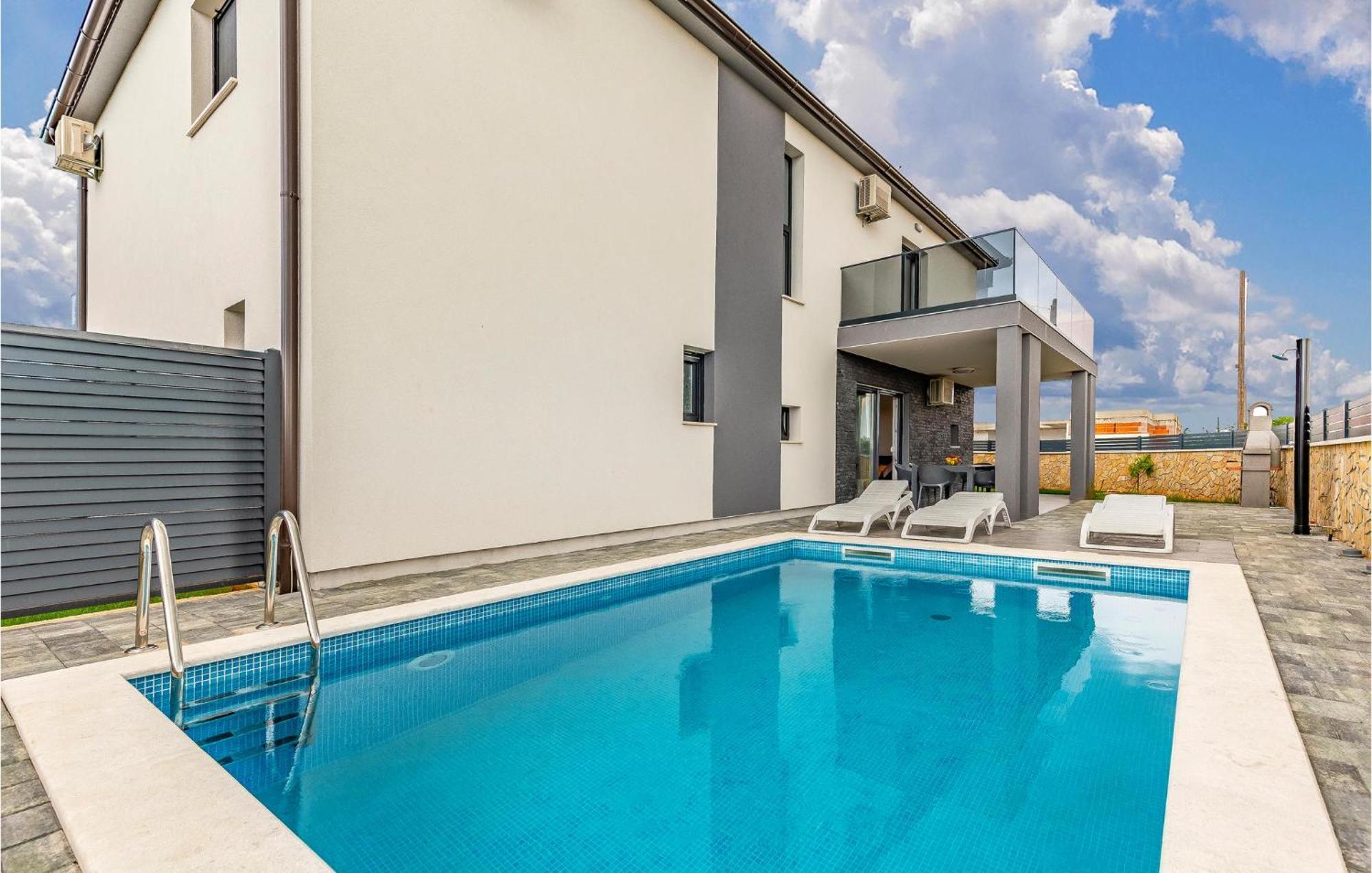 Stunning In With Outdoor Swimming Pool * Pula