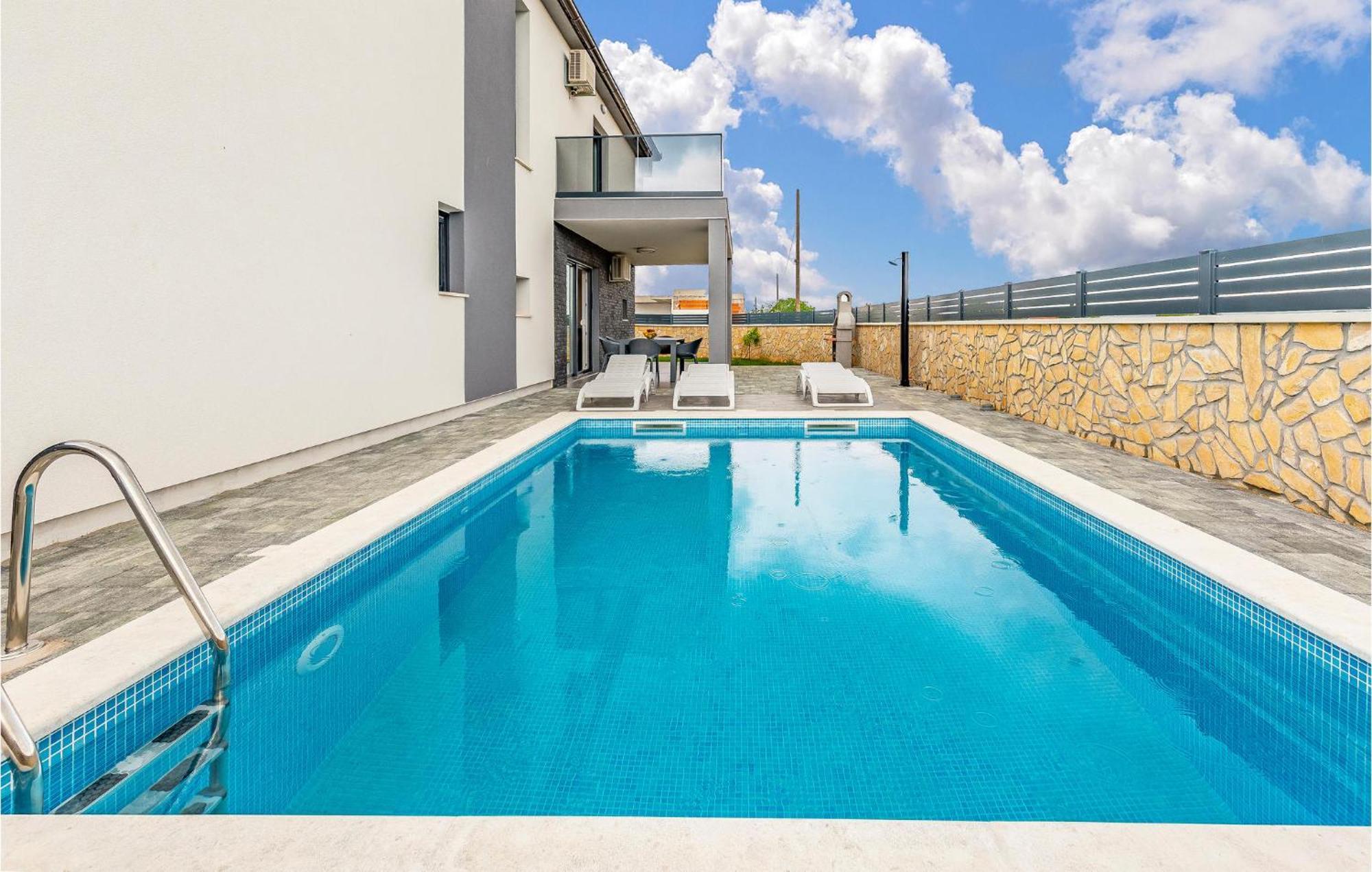 Stunning In With Outdoor Swimming Pool